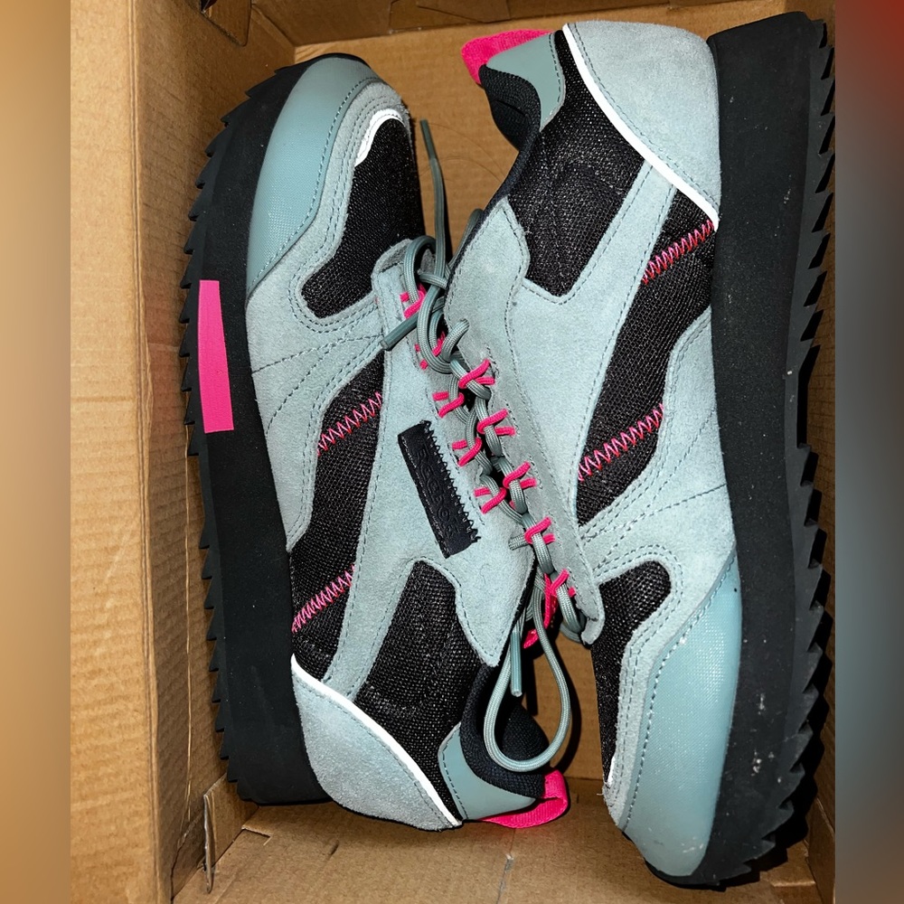 Women’s Reebok Shoes - Picture 3 of 8